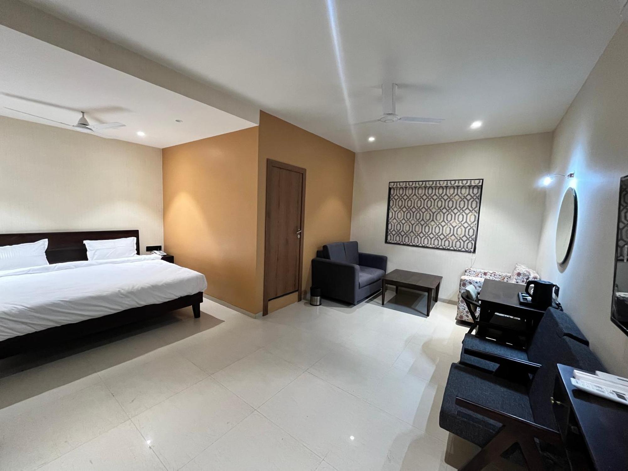 Hotel Avenue Plaza Mundra Dış mekan fotoğraf